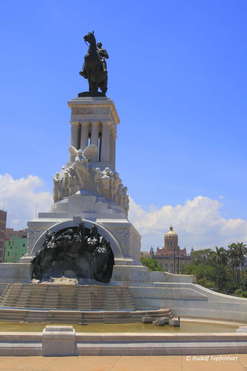 Statue in Havana