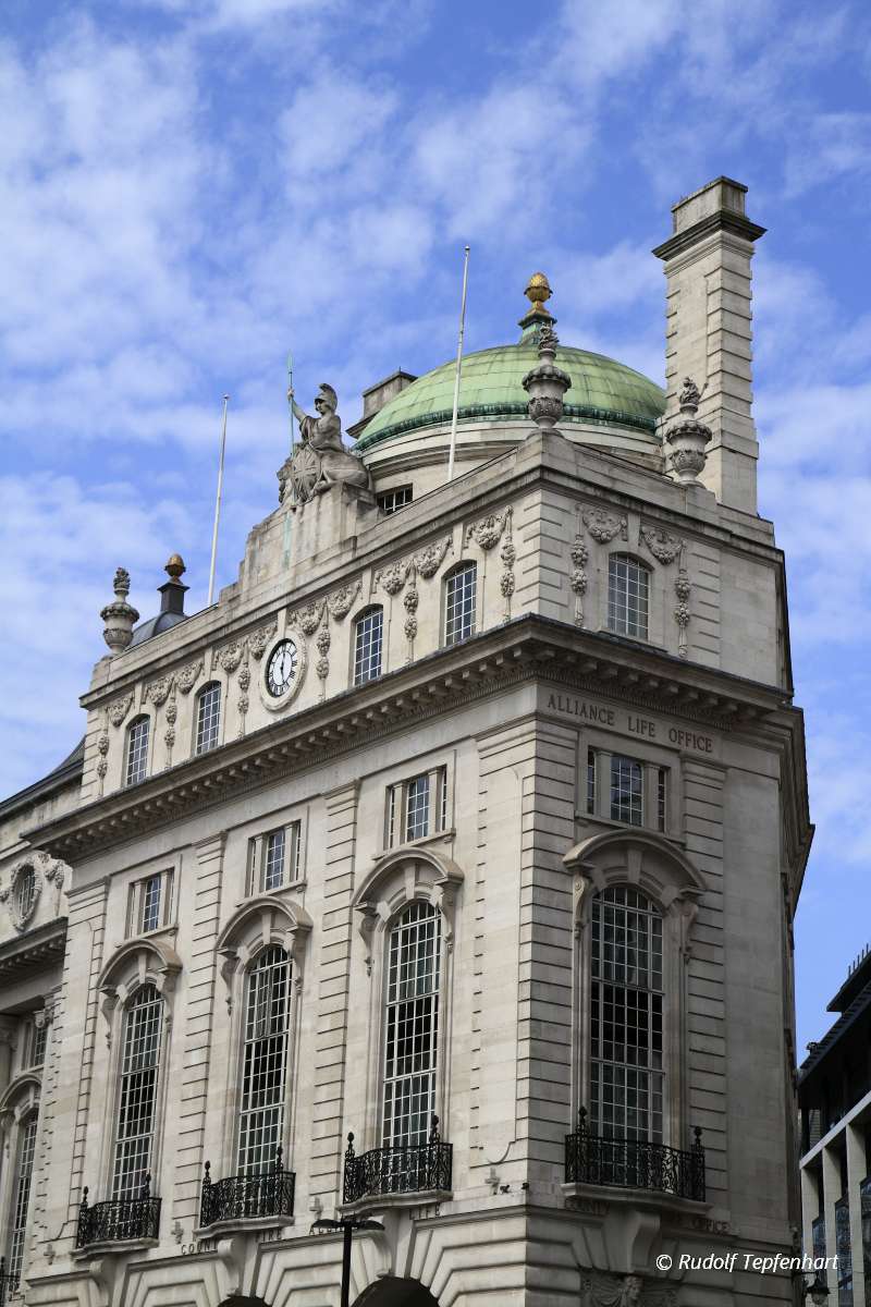 Building at Piccadilly Circus