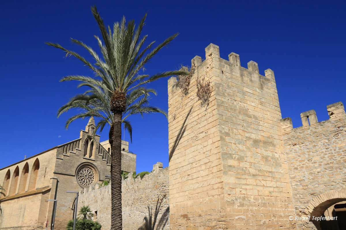Porta del Moll, Main gate to the old town of Alcudia, Mallorca,