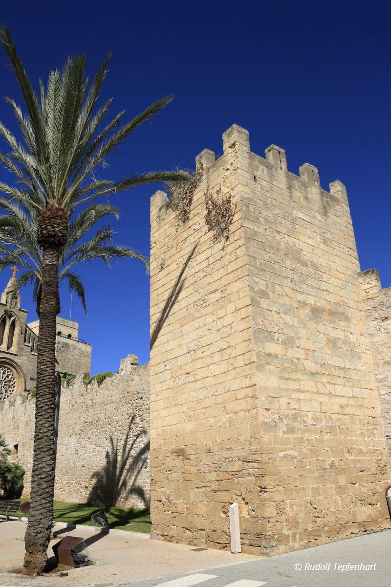 Porta del Moll, Main gate to the old town of Alcudia, Mallorca,
