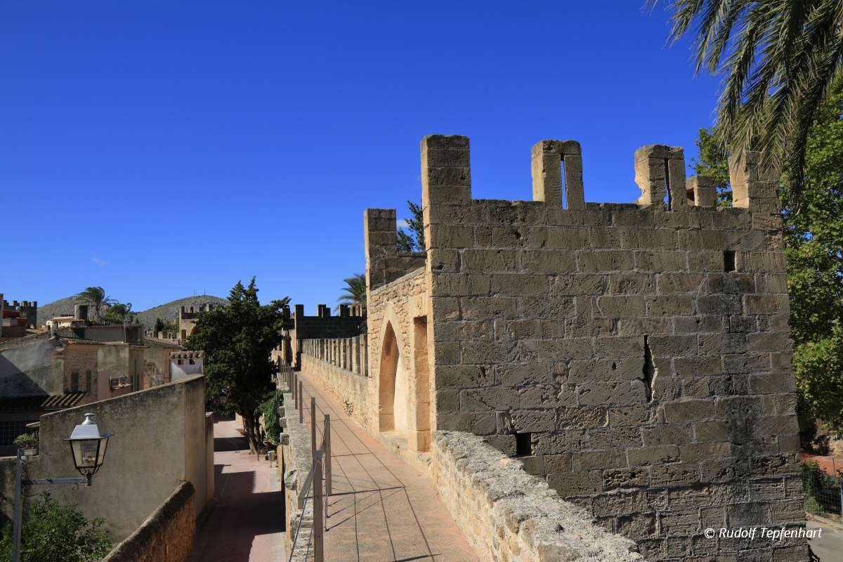Porta del Moll, Main gate to the old town of Alcudia, Mallorca,